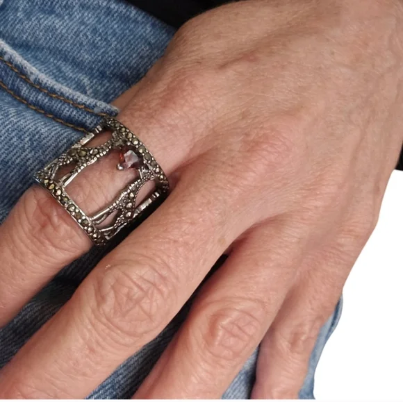 Garnet and Marcasite Giraffe Ring - Picture 4 of 4